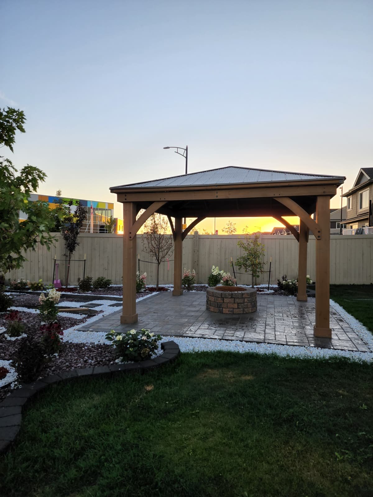 Pergola gazebo with fire pit at sunset — Edmonton